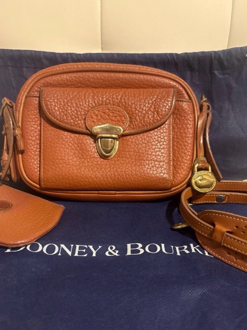 “Dooney & Bourke” Vintage British Tan R44 “AWL Sm. Kilty” w/Accessories